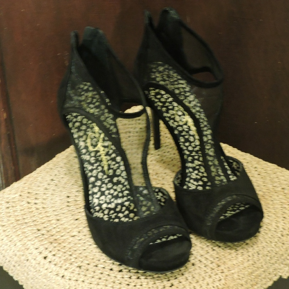 Open toe pumps
